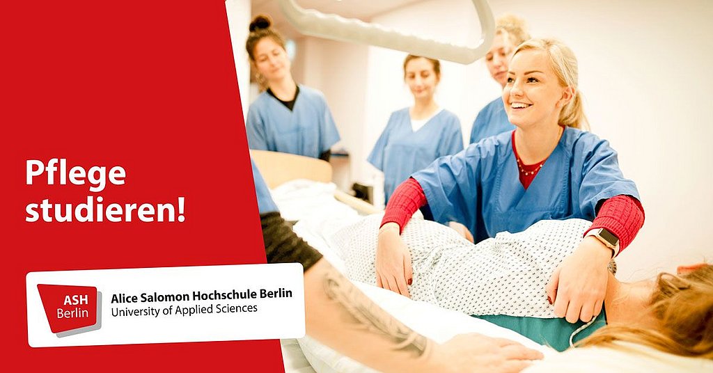 Vier Personen beim Arbeiten in der Pflege wobei eine Frau im Vordergrund eine Patientin lagert