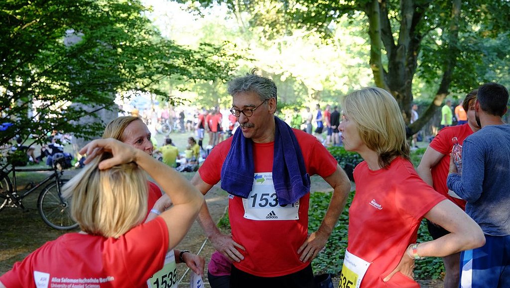 Vier ASH Läufer innen bei der Teamstaffel 2019 im Gespräch