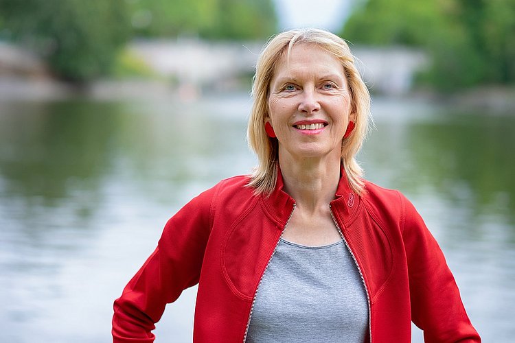 Das Foto zeigt Susanne Gerull am Wasser.