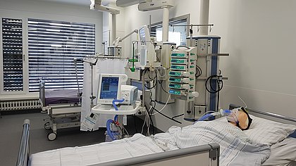 Blick in die Intensivstation mit Puppe als Patient am Beatmungsgerät im Bett