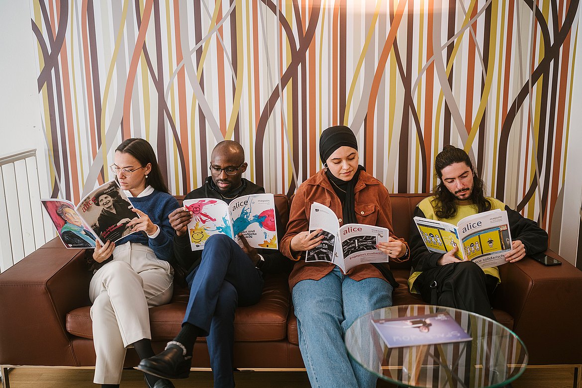 Vier Studierende sitzen auf einem Sofa und lesen verschiedene Ausgaben des alice magazins
