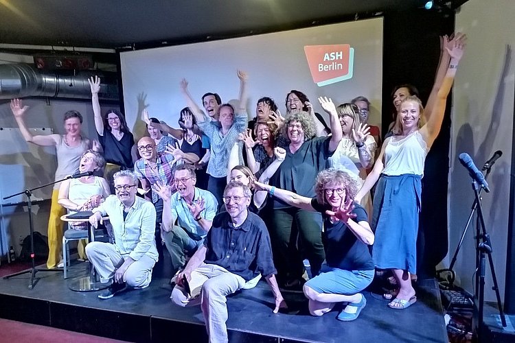 Gruppenfoto von Studierenden der ASH Berlin, die den Masterstudiengang Biografisches und Kreatives Schreiben studieren 