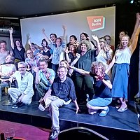 Gruppenfoto von Studierenden der ASH Berlin, die den Masterstudiengang Biografisches und Kreatives Schreiben studieren 