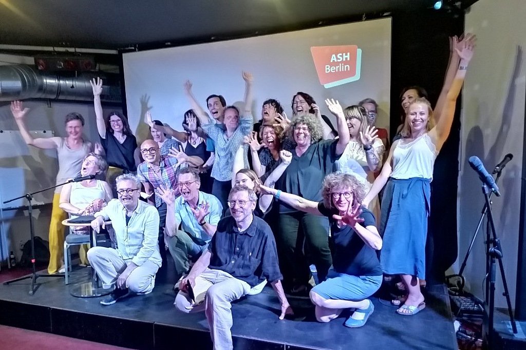 Gruppenfoto von Studierenden der ASH Berlin, die den Masterstudiengang Biografisches und Kreatives Schreiben studieren 