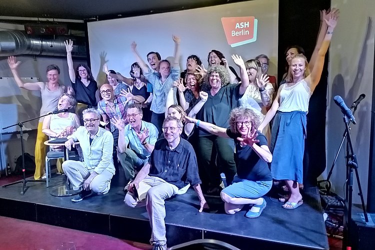 Gruppenfoto von Studierenden der ASH Berlin, die den Masterstudiengang Biografisches und Kreatives Schreiben studieren 