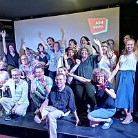 Gruppenfoto von Studierenden der ASH Berlin, die den Masterstudiengang Biografisches und Kreatives Schreiben studieren 
