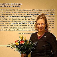 Nina Lawrenz mit Blumenstrauß in der Hand