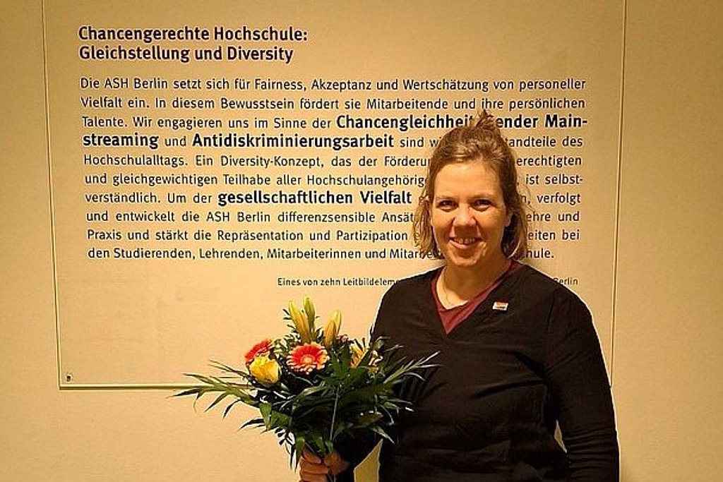 Nina Lawrenz mit Blumenstrauß in der Hand