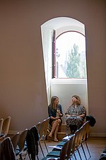 2 Teilnehmerinnen sitzen in der Fensternische