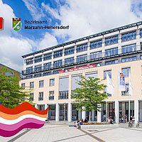 Ein Foto der Alice Salomon Hochschule Berlin. Darauf die Logos der an der Veranstalter*innen, sowie die Progress Pride- und die Lesbian Pride Flag