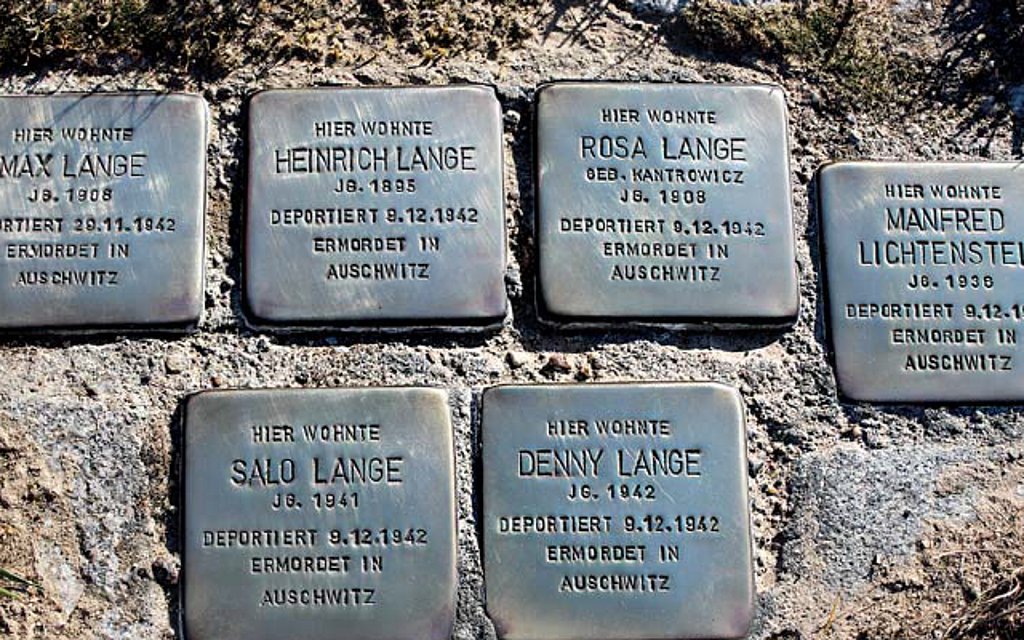 Stolpersteine auf dem Gehweg in Gedenken an die ermordete Familie Lange