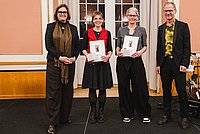 Gruppenfoto im Roten Rathaus von vier Personen