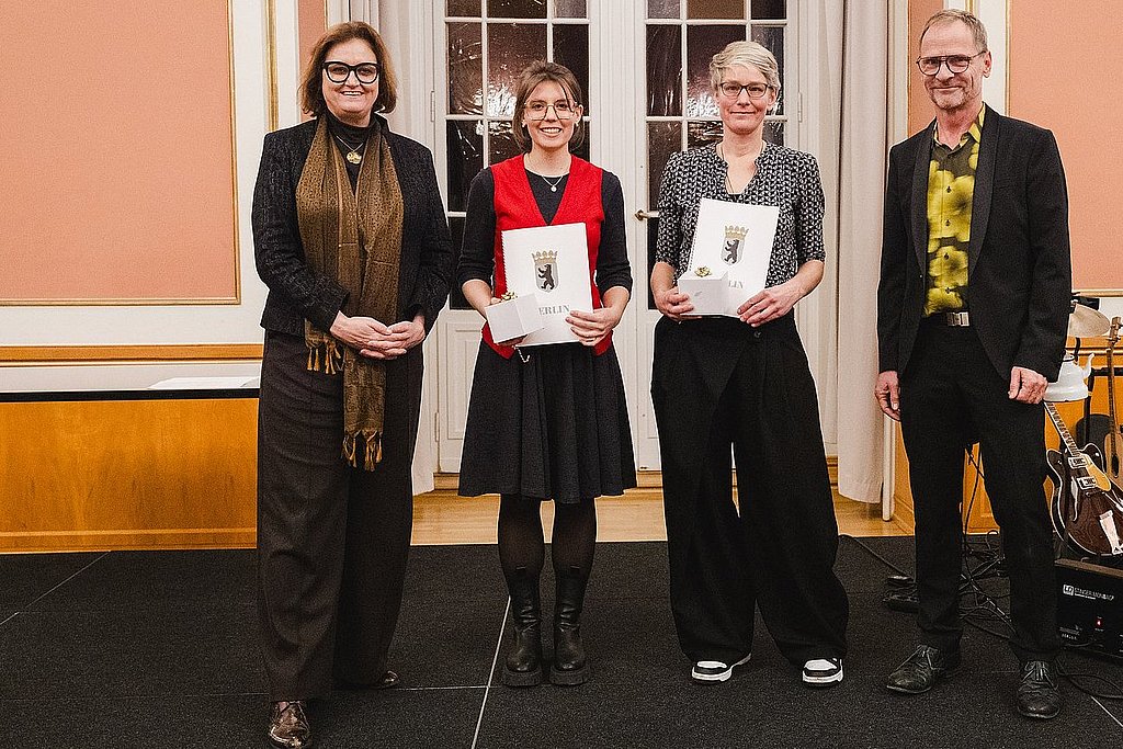 Gruppenfoto im Roten Rathaus von vier Personen