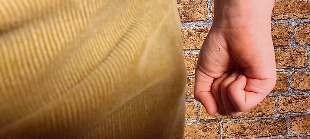 Auf dem Foto ist eine geballte Faust zu sehen. 