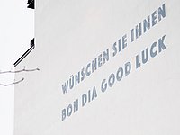 BON DIA GOOD LUCK auf der Fassade der Alice Salomon Hochschule