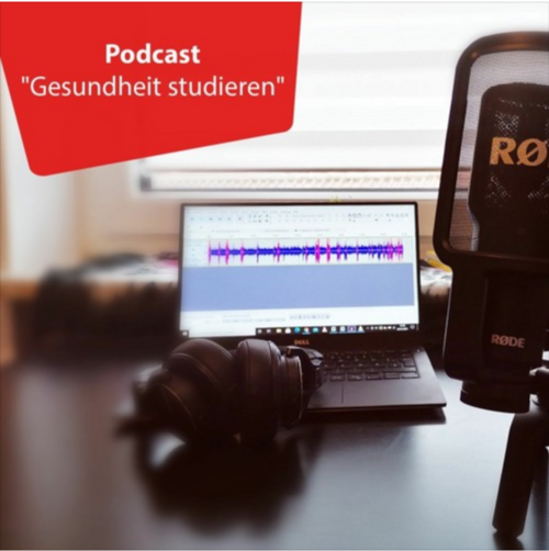 Podcast-Titelbild: PC auf einem Tisch mit Kopfhörern und Kamera davor