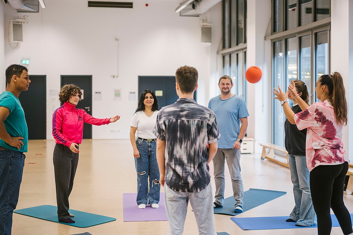 Studierende beim Ballspiel im Bewegungsraum