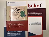 Verschiedene Broschüren und Flyer zum Thema "sexualisierte Diskriminierung und Gewalt im Arbeitsleben"