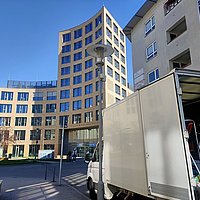Ein Lastwagen mit Archivmaterialien vor dem Neubau der ASH Berlin