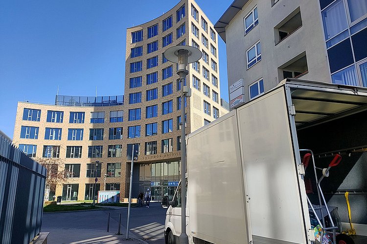 Ein Lastwagen mit Archivmaterialien vor dem Neubau der ASH Berlin