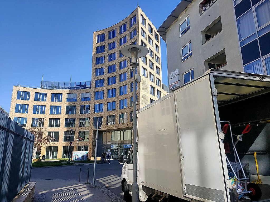 Ein Lastwagen mit Archivmaterialien vor dem Neubau der ASH Berlin