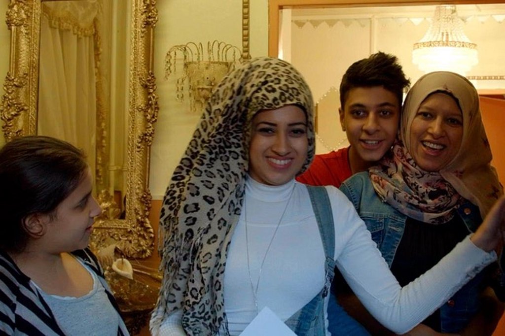 Auf dem Foto sind vier Mitglieder einer arabischen Familie zu sehen