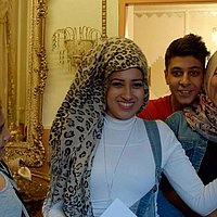 Auf dem Foto sind vier Mitglieder einer arabischen Familie zu sehen