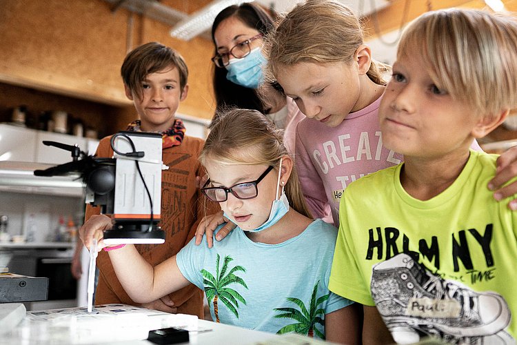 Kinder beim Experimentieren