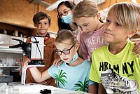 Kinder vor Experiment