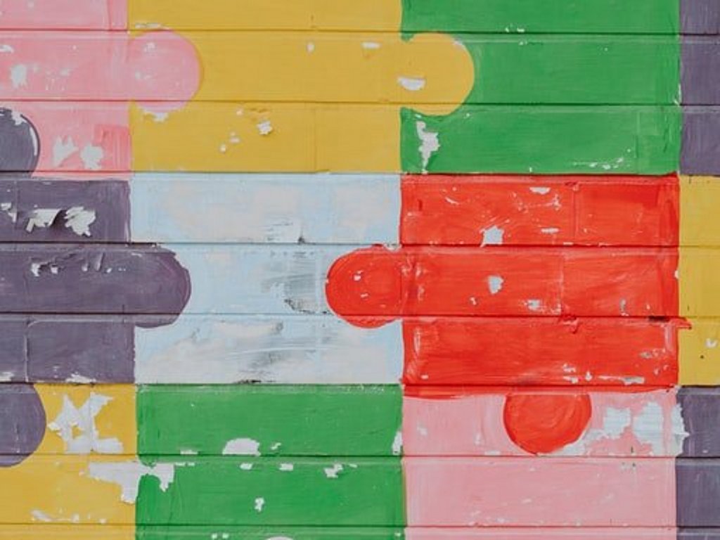 Bunte, ineinandergreifende Puzzleteile sollen Kooperation im Gesundheitswesen versinnbildlichen