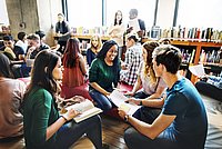 Studierende sitzen zusammen und besprechen ein Projekt