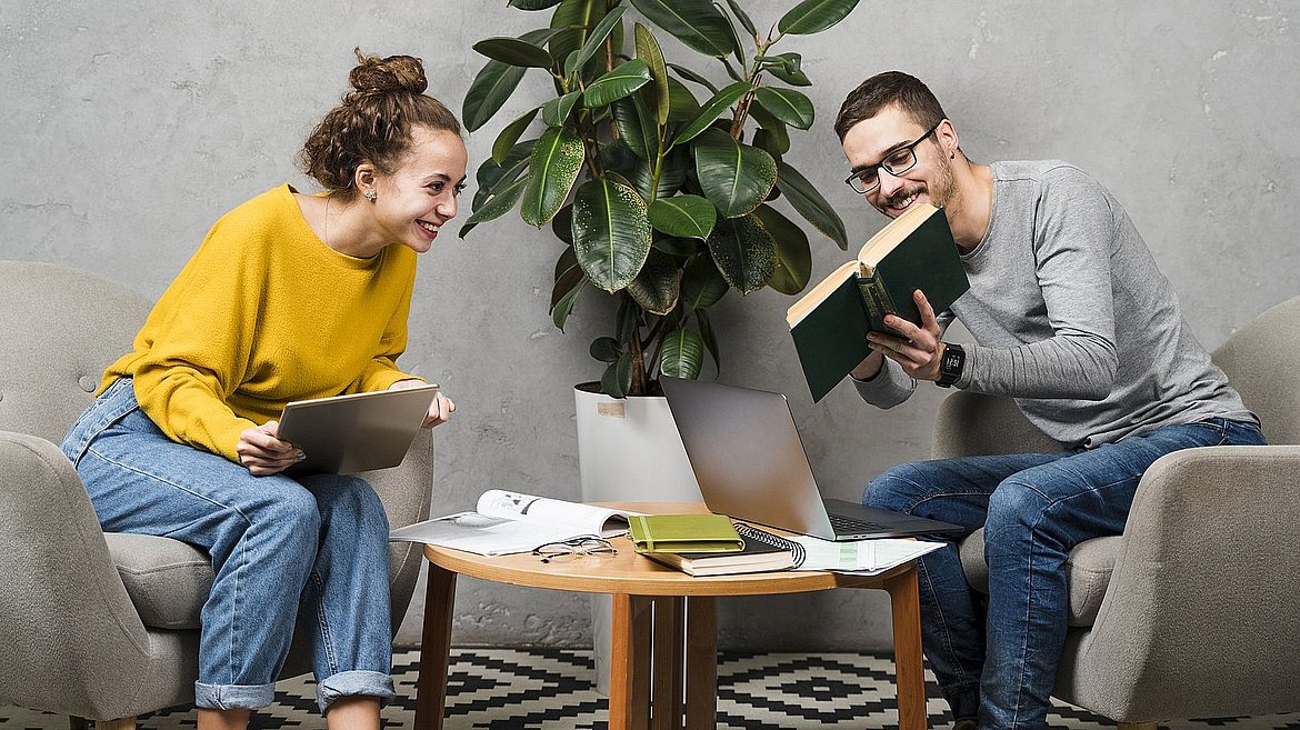 Zwei Personen im Gespräch an einen kleinem Tisch