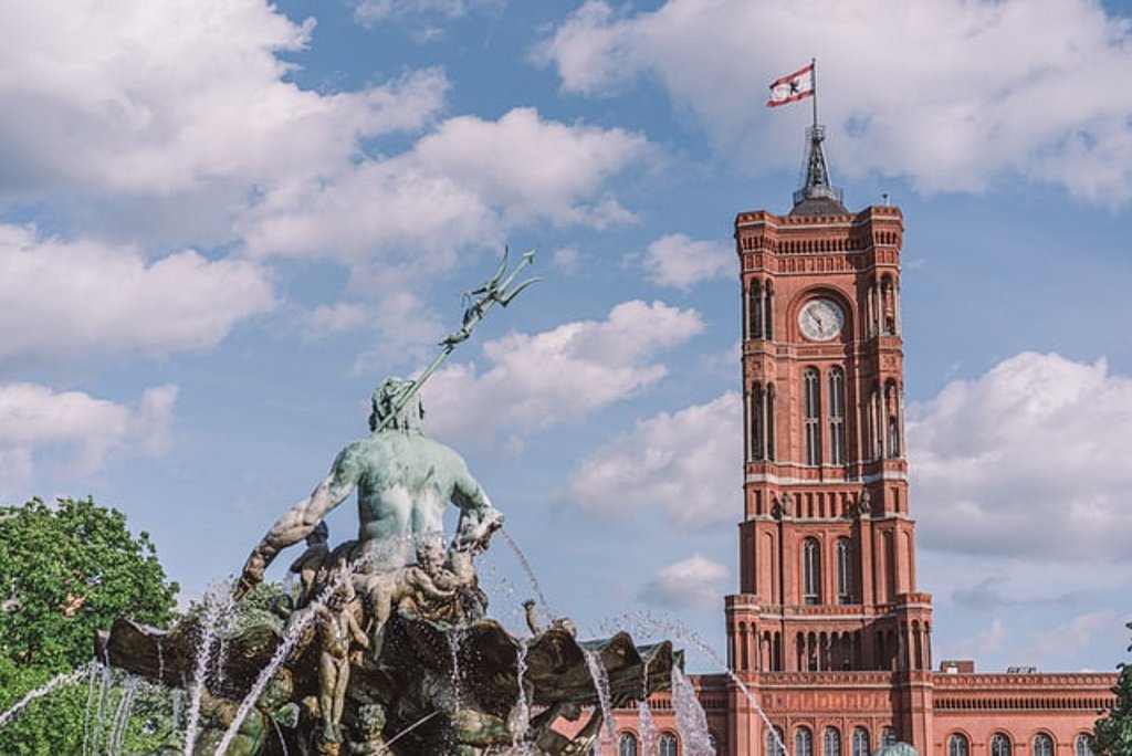 Neptunbrunnen und Rotes Rathaus im Hintergrund