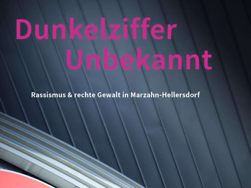 Cover der Ausgabe "Dunkelziffer unbekannt" - lila Schrift auf dunklem Hintergrund unten links deutet sich der Eingang des Marktcenters am Alice Salomon Platz an