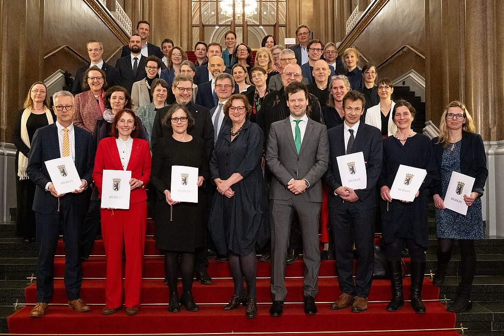 Gruppenfoto mit den Präsidentinnen und Präsidenten und Rektorinnen und Rektoren der Berliner Universitäten und Hochschulen sowie Wissenschaftssenatorin Dr. Ina Czyborra und ihrem Team. 