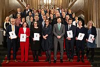 Gruppenfoto mit den Präsidentinnen und Präsidenten und Rektorinnen und Rektoren der Berliner Universitäten und Hochschulen sowie Wissenschaftssenatorin Dr. Ina Czyborra und ihrem Team. 