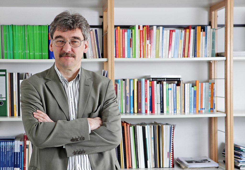 Heinz Cornel vor Bücherregal