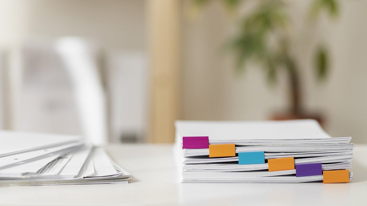 Organisierte Dokumente auf einem Tisch liegend
