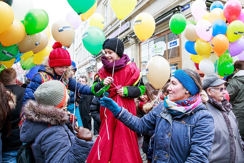 Menschenmenge, Kinder halten bunte Luftballons