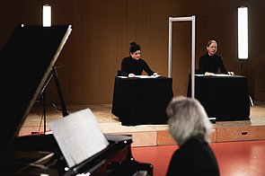 Die zwei Sprecherinnen rechts im Hintergrund, vorn Klavier und Komponist