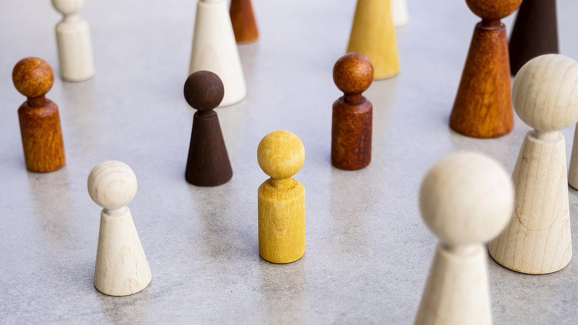 Diverse Spielfiguren auf weißen Hintergrund