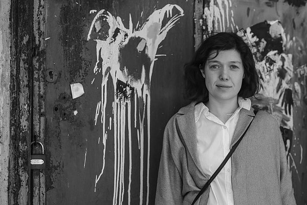 Yevgenia Belorusets vor einer Wand mit geradem Blick in die Kamera