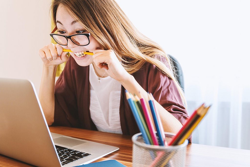 Junge Frau vor einem Notebook