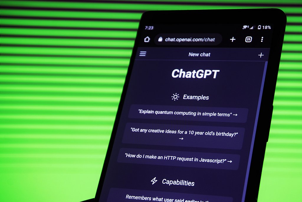 Smartphone mit ChatGPT_Benutzeroberfläche