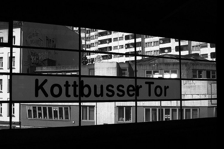 Das Foto zeigt die U-Bahn-Station Kottbusser Tor in Berlin-Kreuzberg.