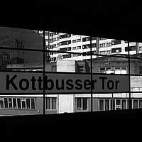 Das Foto zeigt die U-Bahn-Station Kottbusser Tor in Berlin-Kreuzberg.