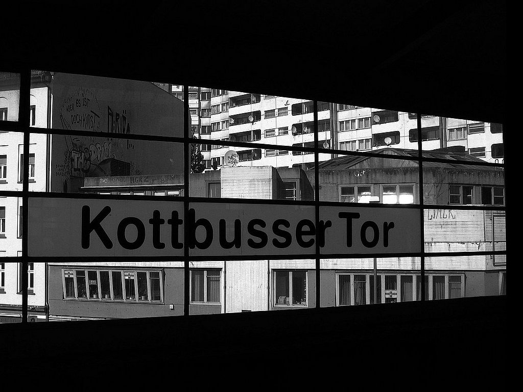 Das Foto zeigt die U-Bahn-Station Kottbusser Tor in Berlin-Kreuzberg.