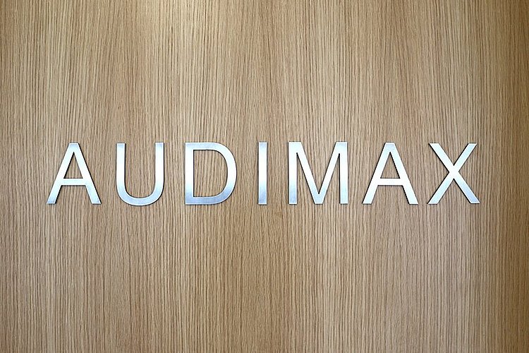 Hörsaaltür mit Schild "Audimax"
