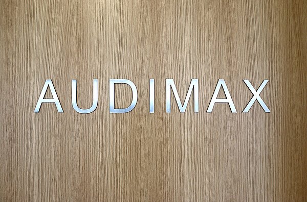 Hörsaaltür mit Schild "Audimax"