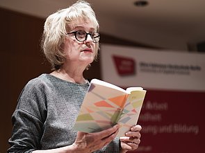 Lioba Happel, Schriftstellerin und Trägerin des Alice Salomon Poetik Preises 2021, mit Buch